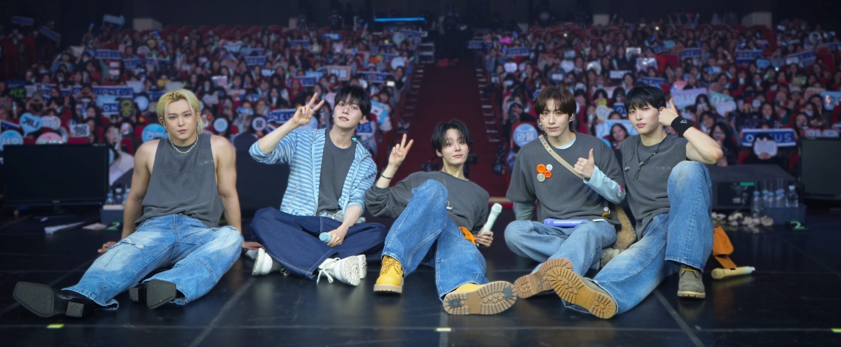 ONEUSのメンバーがソウル公演のステージに立つ姿