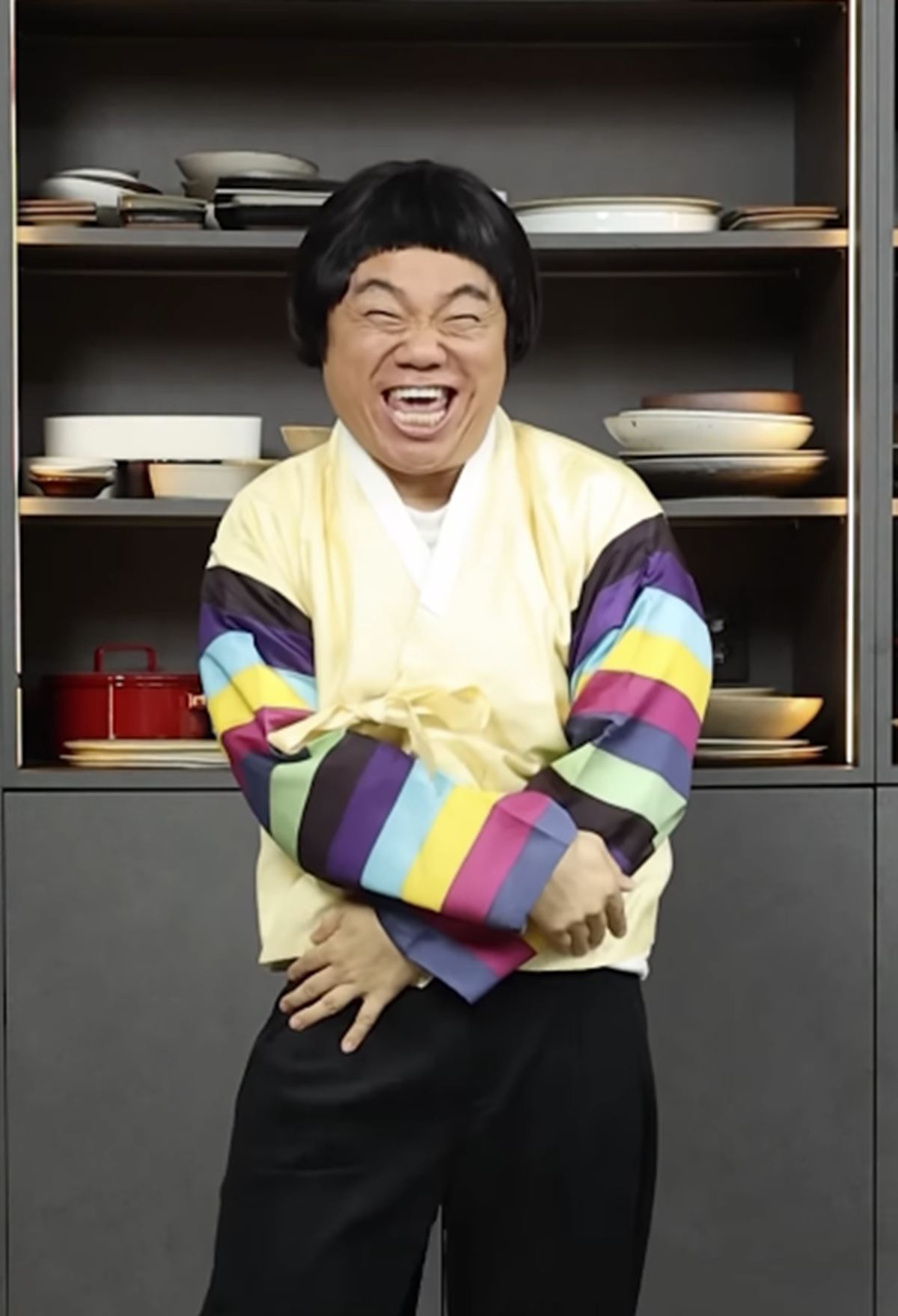 笑顔を見せるコメディアンのチョン・ジョンチョル