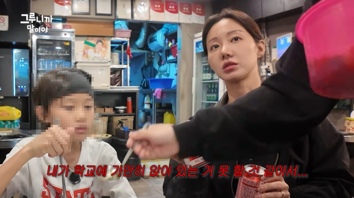 飲食店で双子の子どもと食事をしながら話すハン・グル。画面には「学校でじっと座っているのはできないと思う」と字幕が出ている