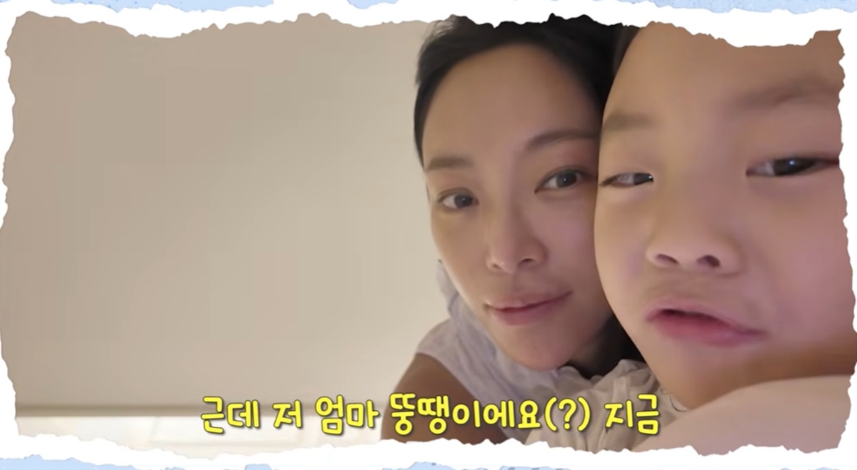 ファン・ジョンウムと息子が並ぶ動画の一場面。画面に息子の「でも今、ママは太っちょ」という字幕が表示されている。