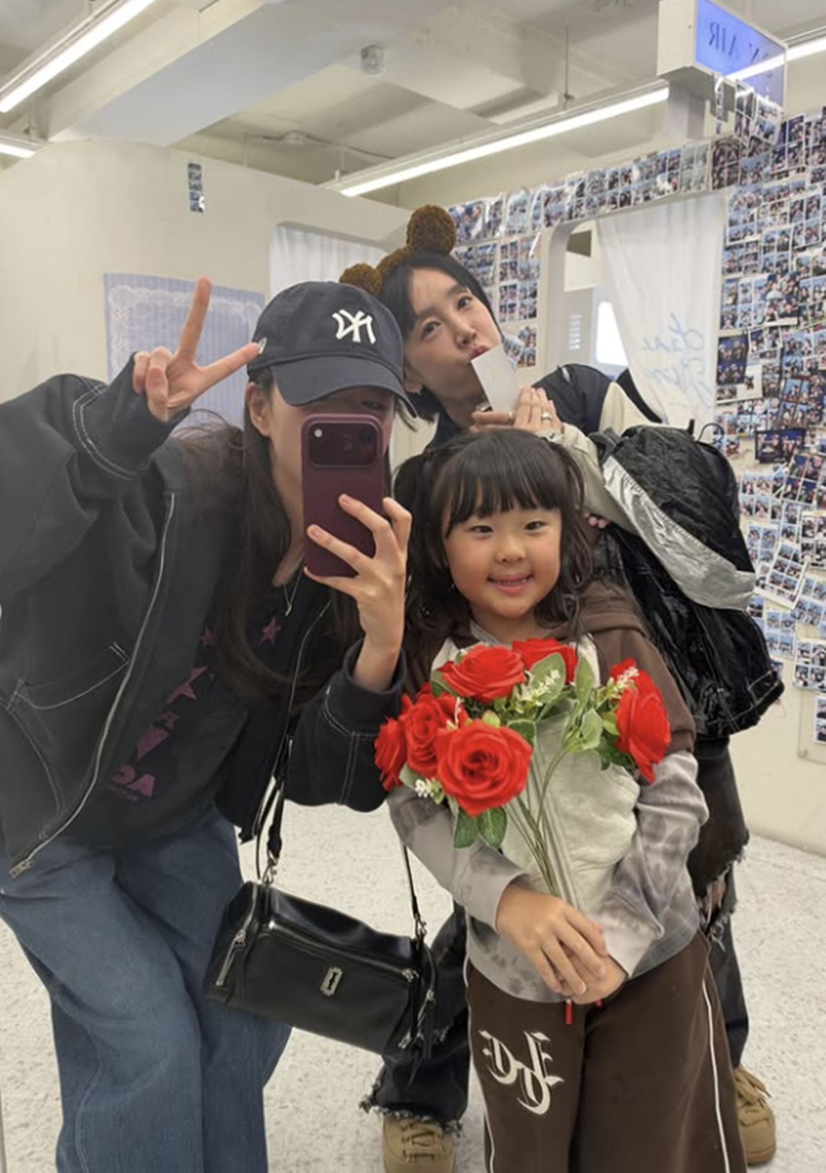 チ・イェウンとピョルが、花束を抱いたソンイさんを囲んで撮影した鏡越しの写真。