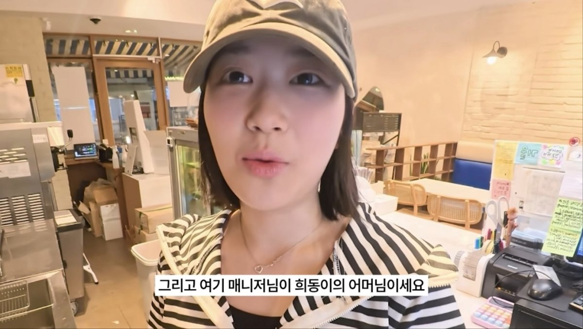 チェ・ユビンがアルバイト先のカフェ店内を紹介するYouTube動画の一場面