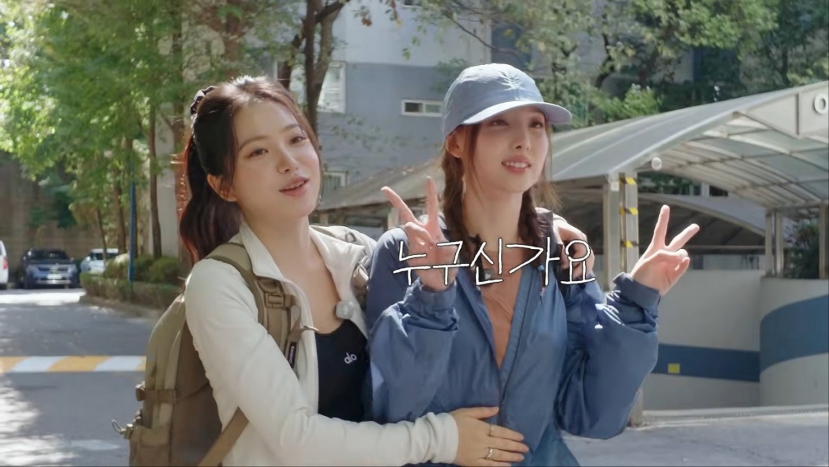 登山を楽しむTWICEのナヨンとRed Velvetのイェリ