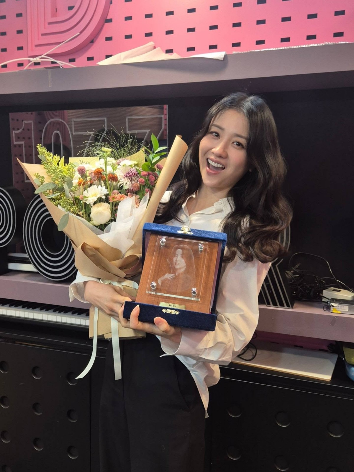 花束と感謝牌を抱え、笑顔を見せるパク・ハソン