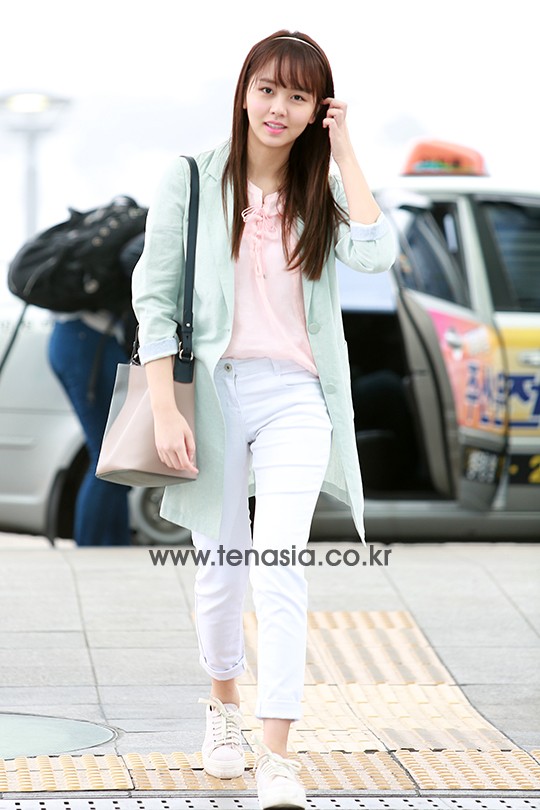[TEN PHOTO] <b>김소현</b>, 봄 맞아 파스텔톤으로 꽃단장한 <b>출국</b> 패션