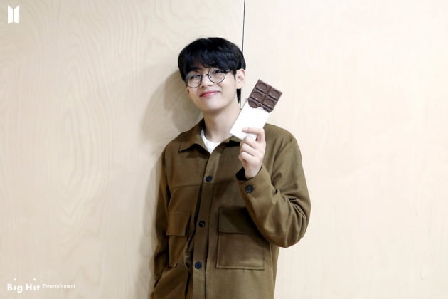 방탄소년단 <b>뷔</b> "부담 갖지 말고 하던 대로!" <b>수능</b> <b>응원</b>도 달콤하게