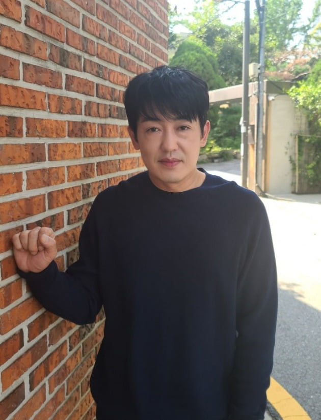 '오징어게임' <b>허성태</b> "구슬치기 하다 촬영 중단, 쓰러질 뻔 했다" [인터...