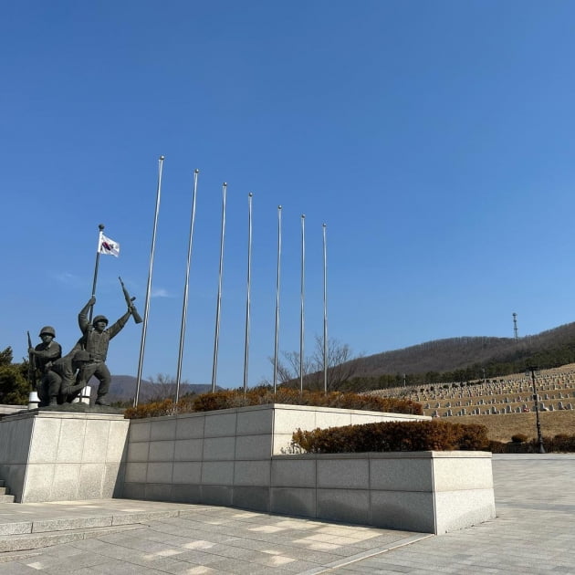 '<b>박수홍</b>' 김다예, 외조부상 "호국원에 잘 모셨습니다" 먹먹한 마음