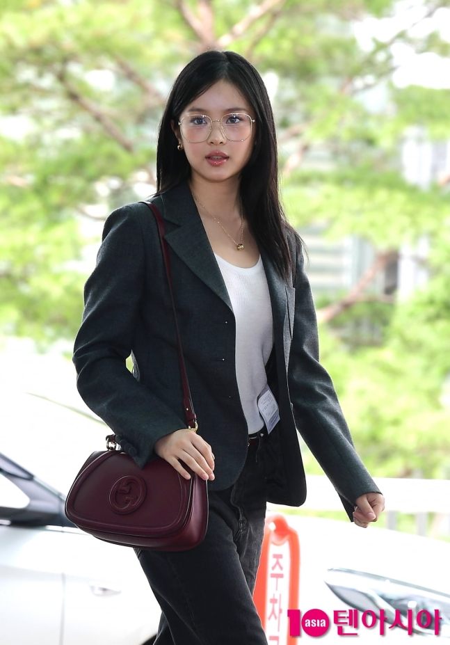 thumbnail for Hanni of NewJeans Faces Visa Expiry Dilemma: What's Next for the K-Pop Star?
