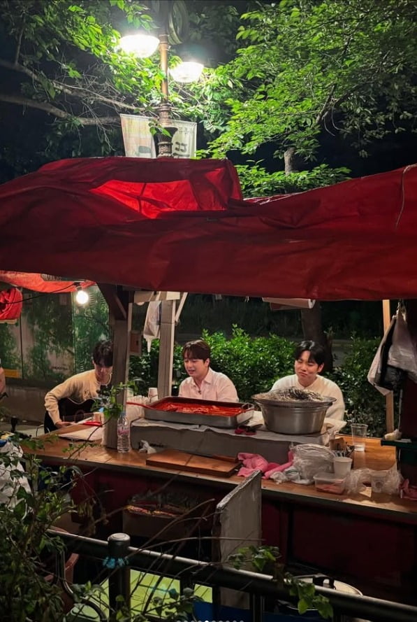 찬원님 인스타의 방판뮤직:어디든 가요 촬영현장 사진들
