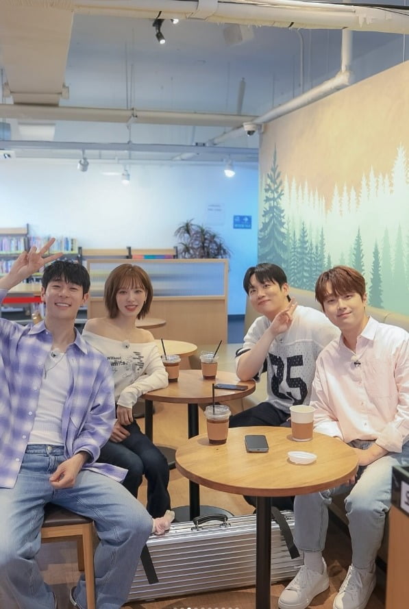 찬원님 인스타의 방판뮤직:어디든 가요 촬영현장 사진들