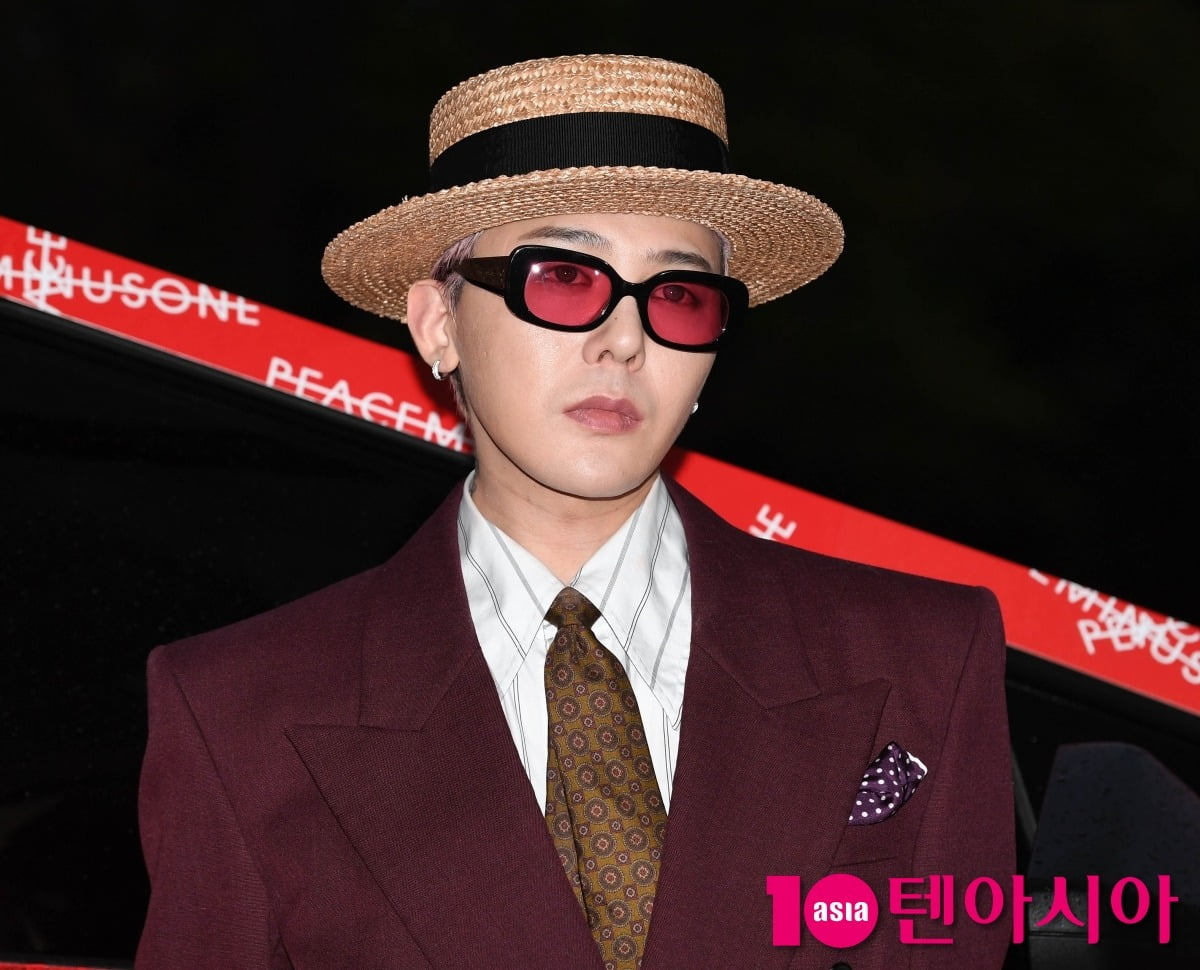 <b>지드래곤</b>, <b>베트남</b>서 <b>공연</b> 중 사고…팬 난입에도 쿨한 대처 [TEN이슈]