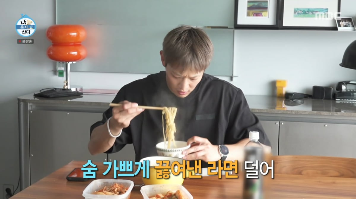 <b>샤이니 민호</b>, 50억 <b>한강뷰</b> 집에서 '6분 라면 챌린지'…"뭘 위해 이래?"('...