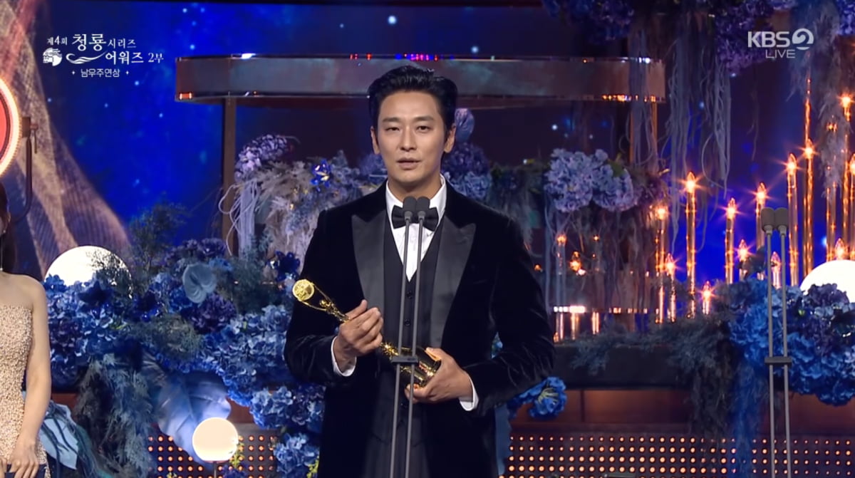 '<b>폭싹</b> 속았수다' <b>아이유</b>, <b>여우주연상</b> "가장 큰 자랑 될 작품"[청룡시리...