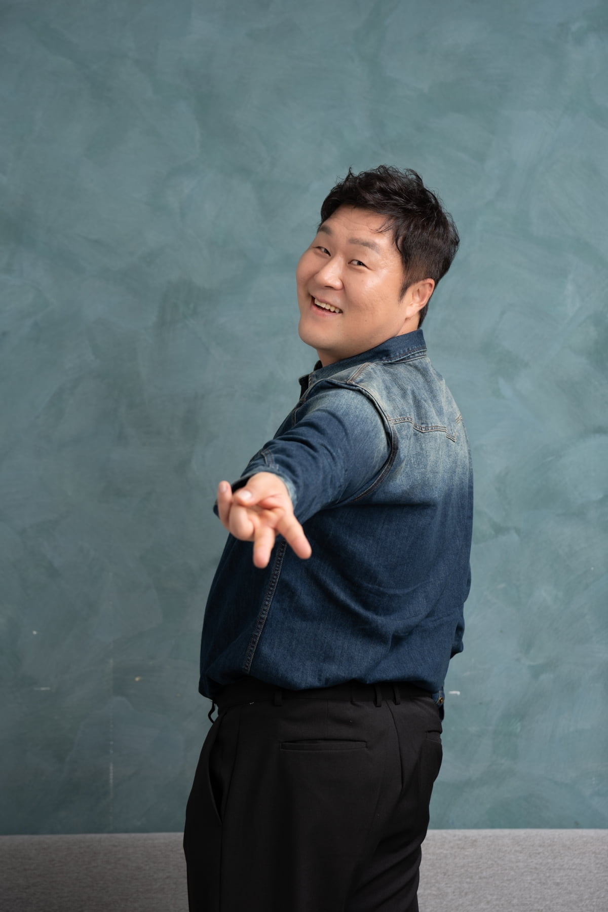 <b>윤경호</b> "이건 모함"…'동갑내기' <b>김남길</b>의 공식석상 발언에 해명 [인터...