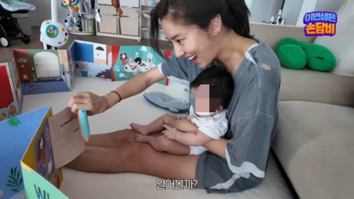 손담비, <b>딸</b> 영어책만 450만원어치 사더니…“너무 사랑해” 공개 고백
