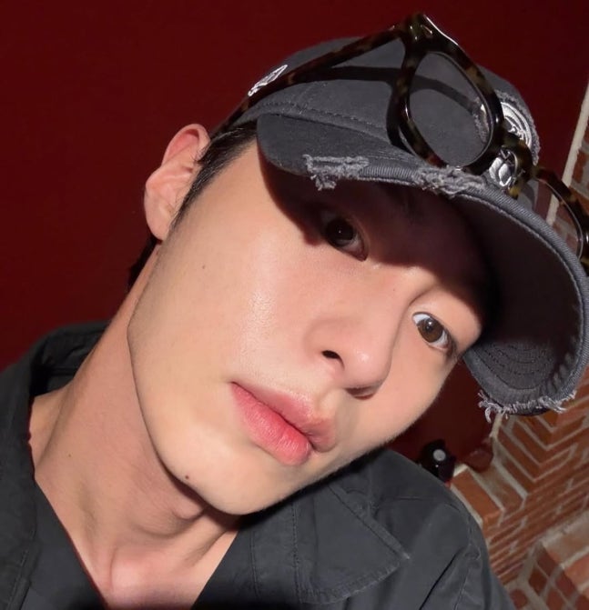 잡티없이 백옥같이 깨끗한 피부를 가진 재욱님 셀카사진