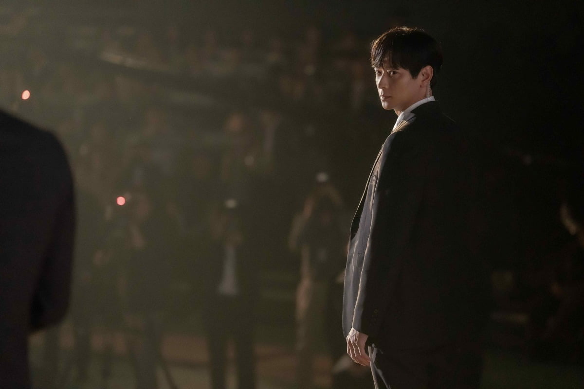 '국적불명' <b>강동원</b>, <b>전지현</b> 만났다('<b>북극성</b>')