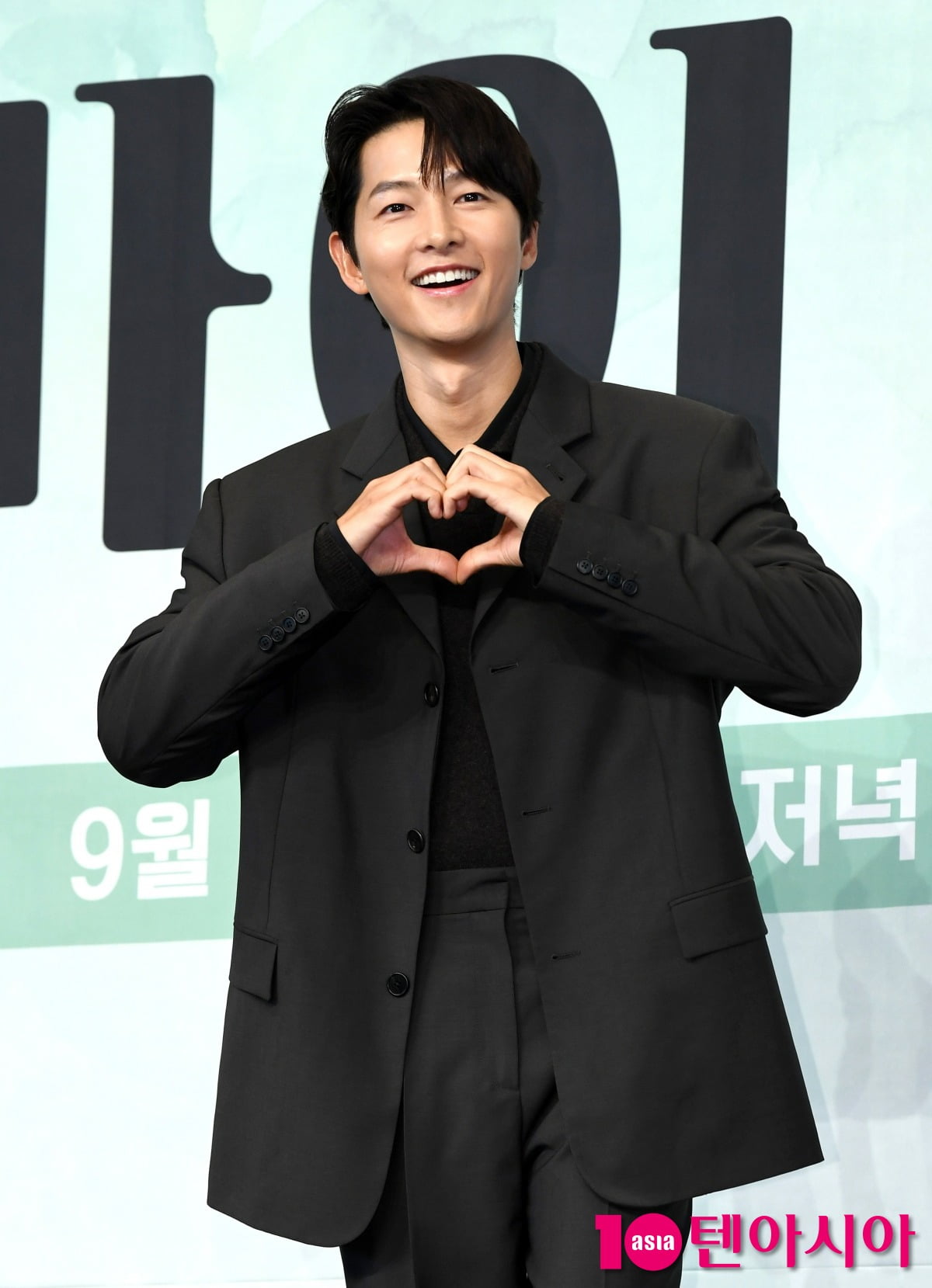 "처음부터 끝까지 <b>천우희</b>" <b>송중기</b>, <b>멜로</b> 선택 이유 밝혔다…"더 늙기...