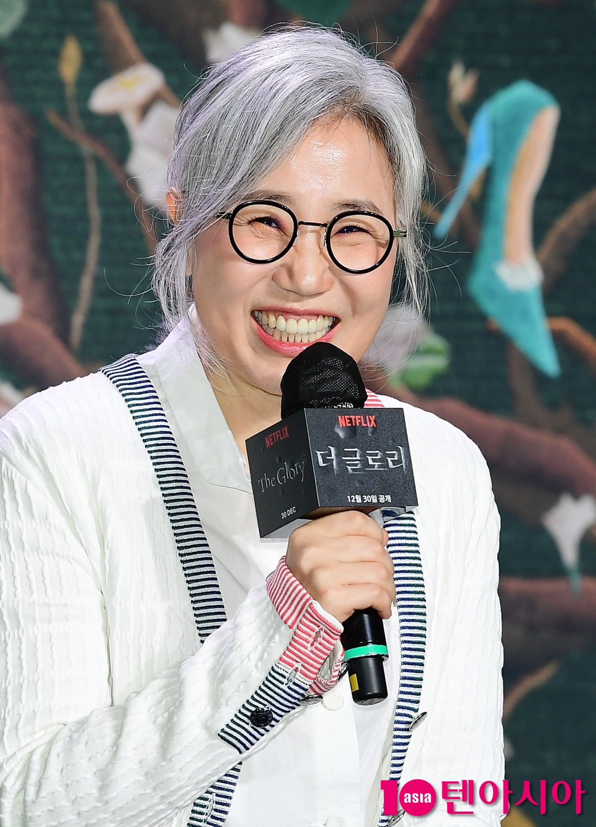<b>김은숙 작가</b>, 고향 <b>강릉</b>에 2000만원 상당의 생수 <b>기부</b>…"단비 내리길"[T...