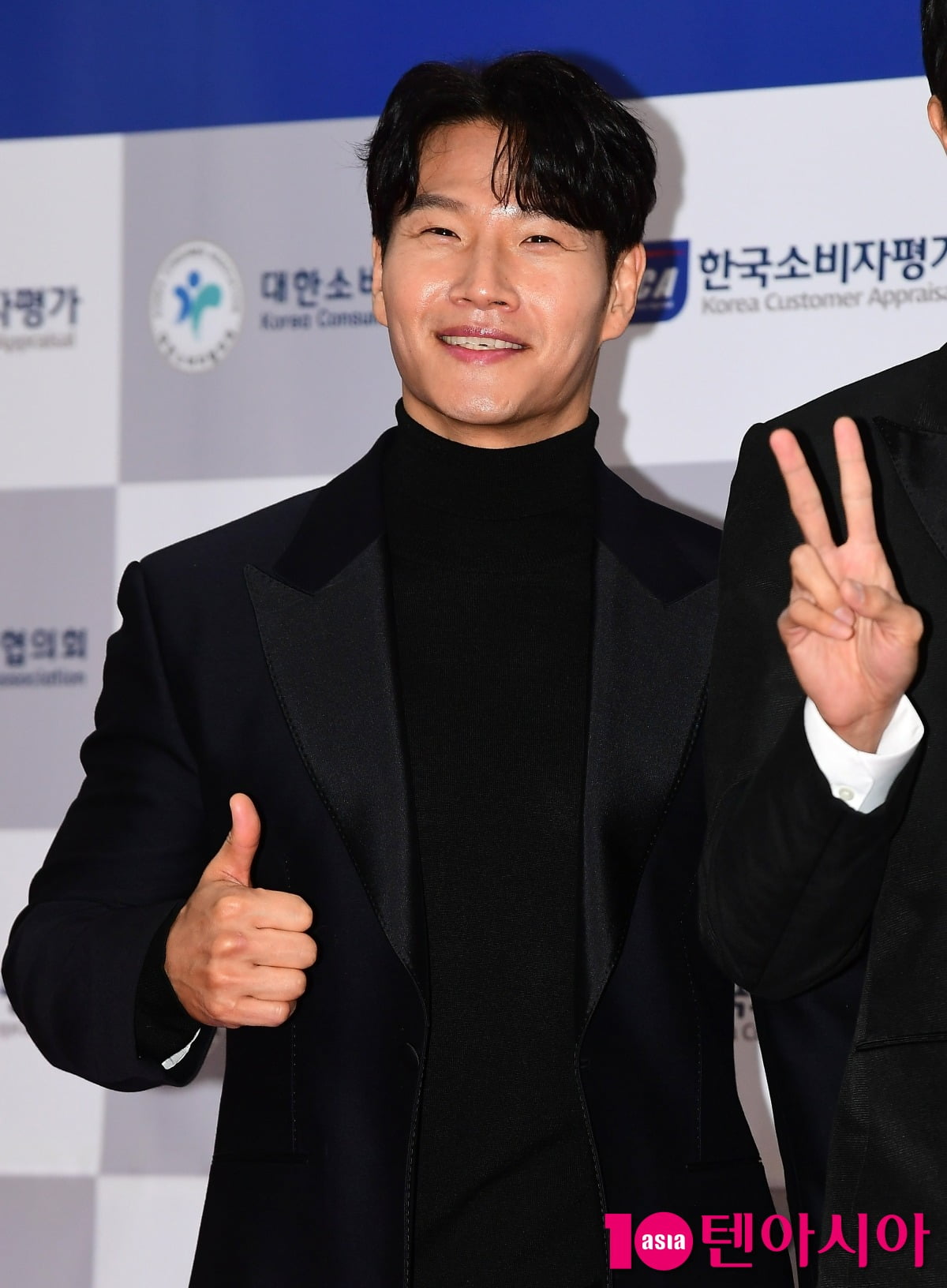 '새신랑' <b>김종국</b>, 연하 아내 신상 공개했다…"휴가 내고 집에 있어, 단...