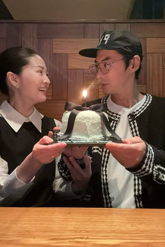 서로가 최고의 단짝…<b>전진</b><b>류이서</b>, 꿀보다 달콤한 5주년 입 맞춤