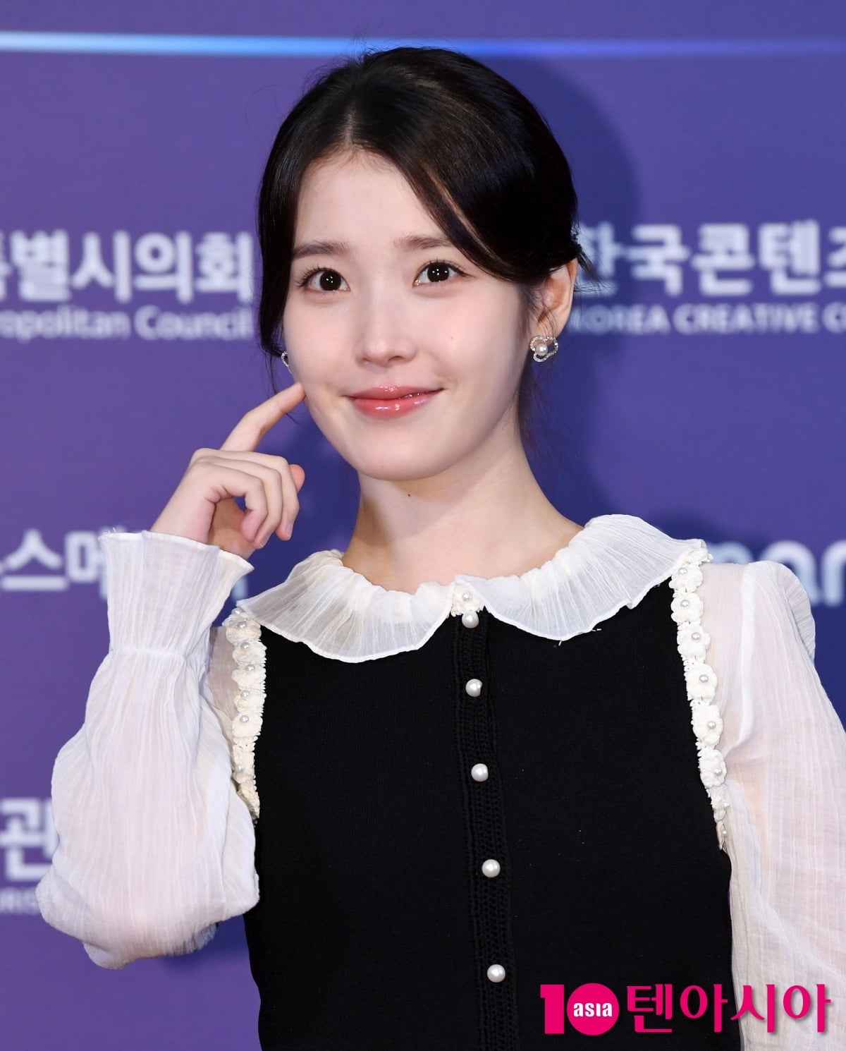 아이유, <b>변우석</b>과 <b>핑크빛</b> 앞두고 미담 터졌다…"어른들 잘 챙겨, 인사...