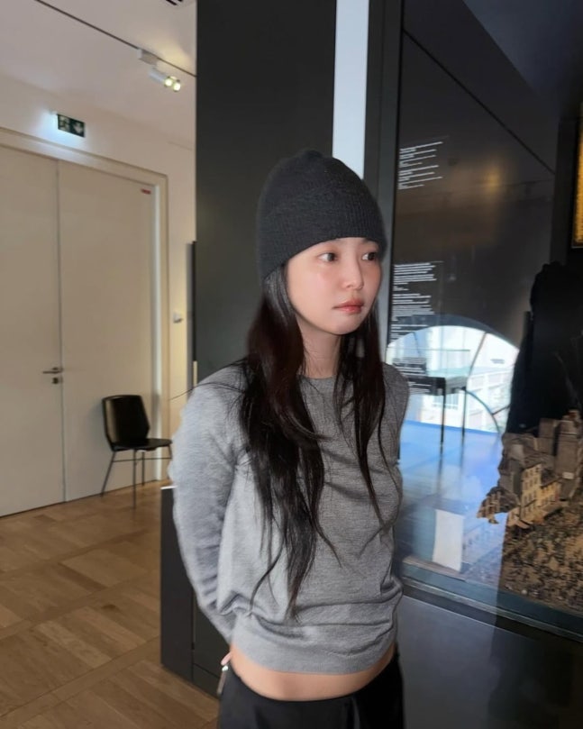 Pretty Jenny who looks calm and sophisticated