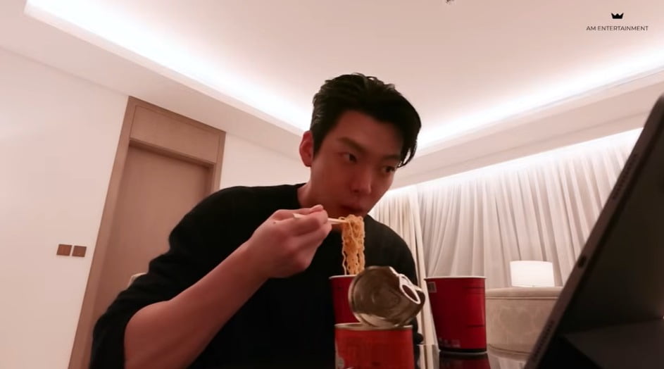 <b>김우빈</b>, 폭풍 <b>먹방</b> 공개 "너무 말라 보여...오랫동안 <b>라면</b> 못 먹었다"