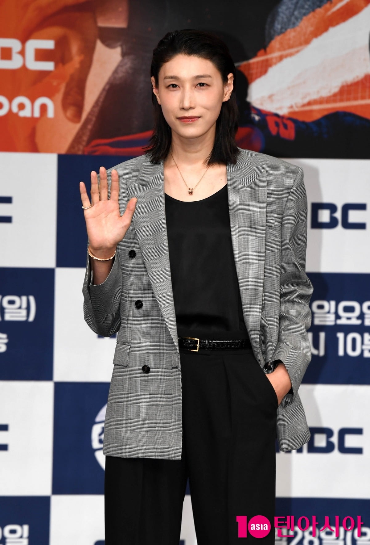 [종합] 2.2%→4.7% <b>시청률</b> 급등에도…<b>김연경</b>, 첫 패배 쓴맛 "한일전은 반...