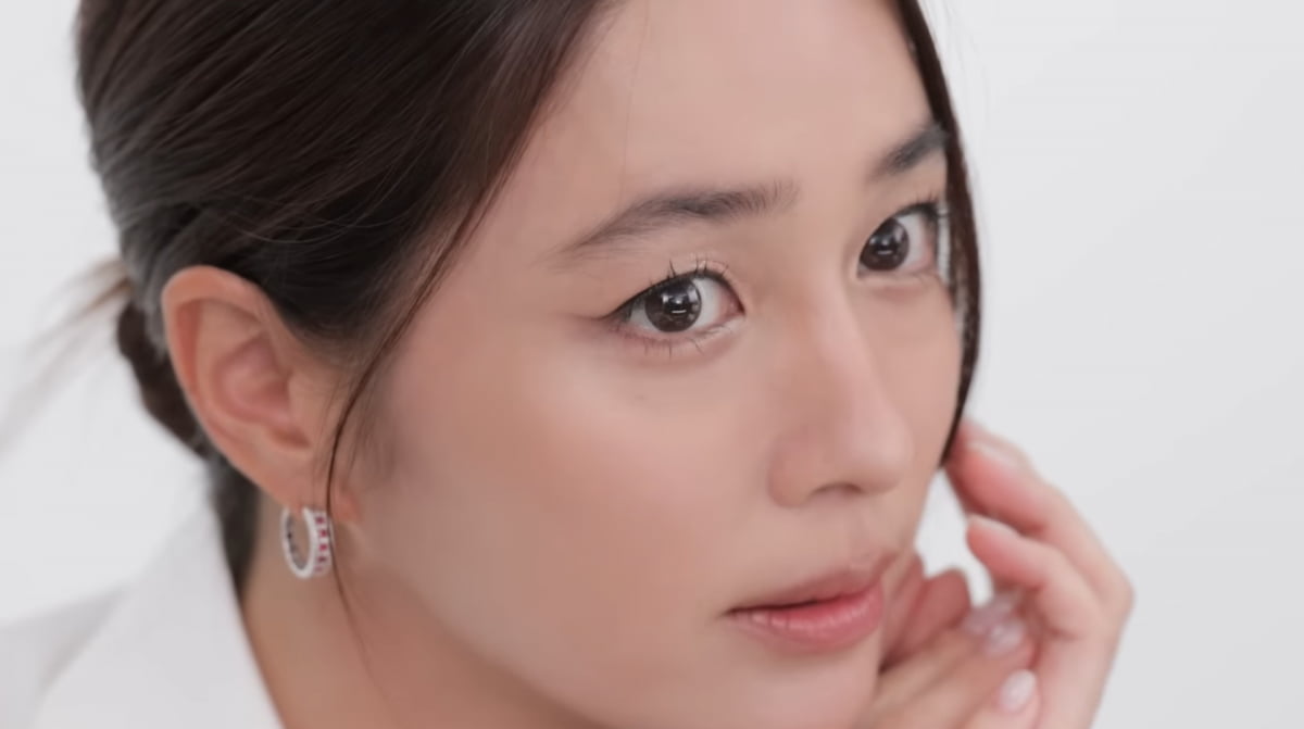 '이병헌' <b>이민정</b>, <b>8년</b> 된 화장품에 기내 립밤 사용…"메이크업 똥손"...