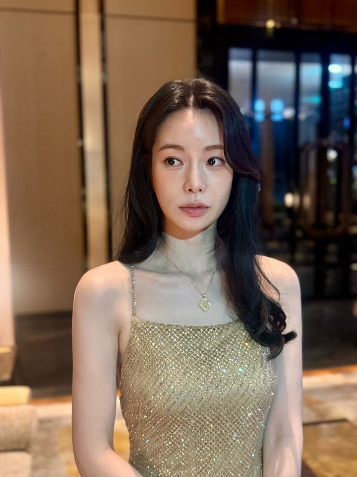 '18세 연상' 남배우와 <b>핑크빛</b> 임지연, '유방암 행사 논란' 속…우아한...