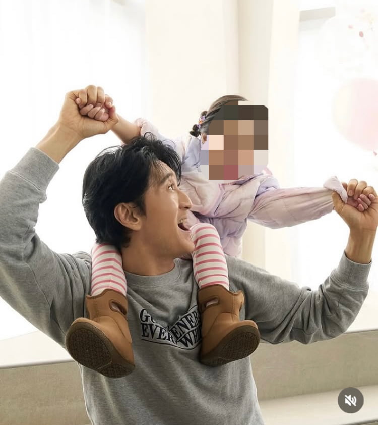 ‘축의금만 1억 6천만원 약속’ <b>신현준</b>, 똑닮은 <b>가족</b>사진 공개