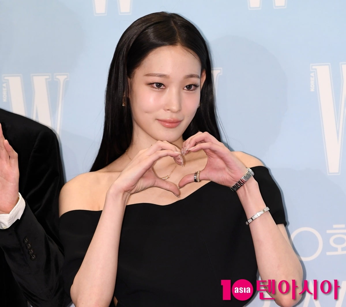 '신세계 회장 딸' <b>올데프 애니</b>, 윤아 뒤잇는다…'<b>가요대제전</b>' MC 발탁