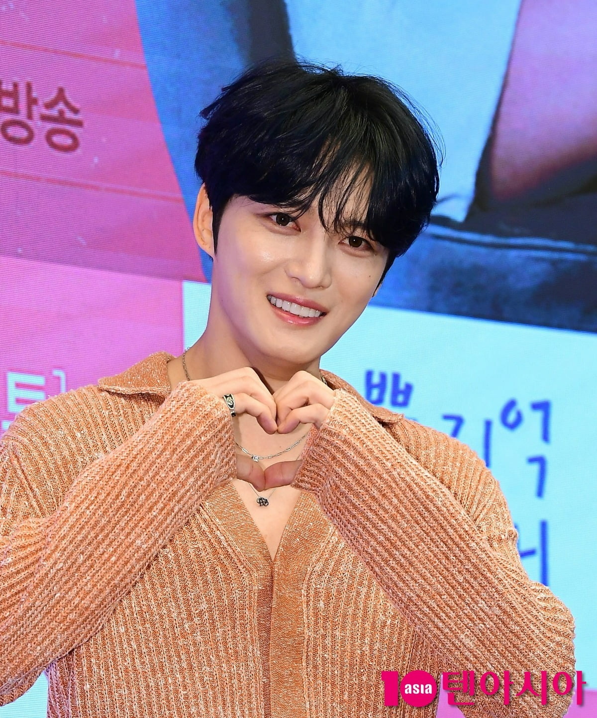<b>김재중</b>, 60억 저택 선물 이어 또 통 크게 <b>효도</b>했다…어머니는 "눈물 나"...
