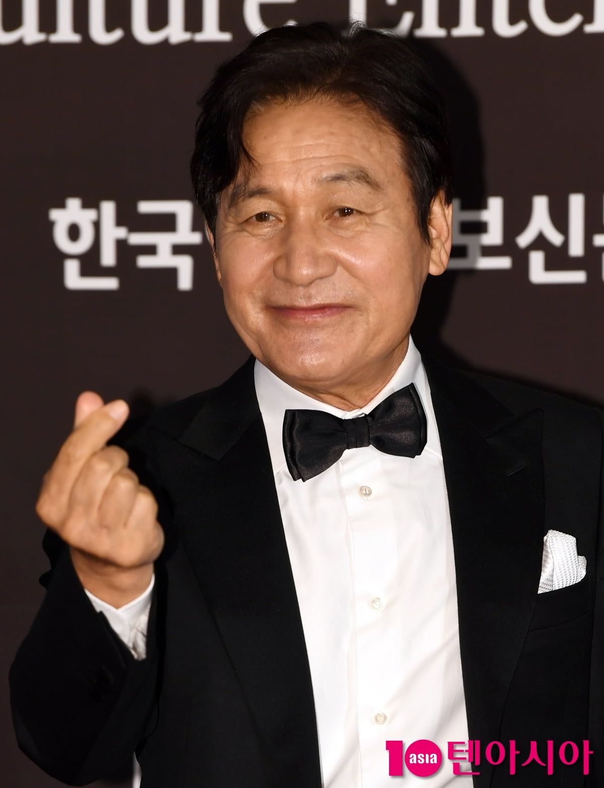 <b>안성기</b>, <b>혈액암 투병</b> 중 깜짝 근황 공개 됐다…"빙긋 웃어줘" ('4인용식...