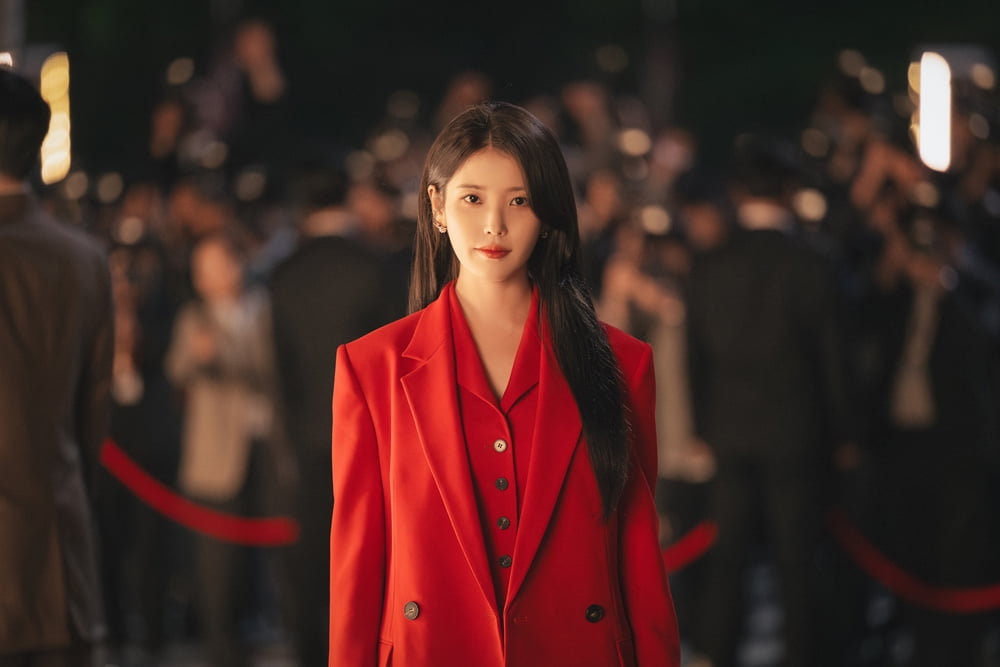 아이유, 재벌 2세 됐다…<b>변우석</b>과 <b>핑크빛</b>으로 신분 타파 ('21세기 대군...