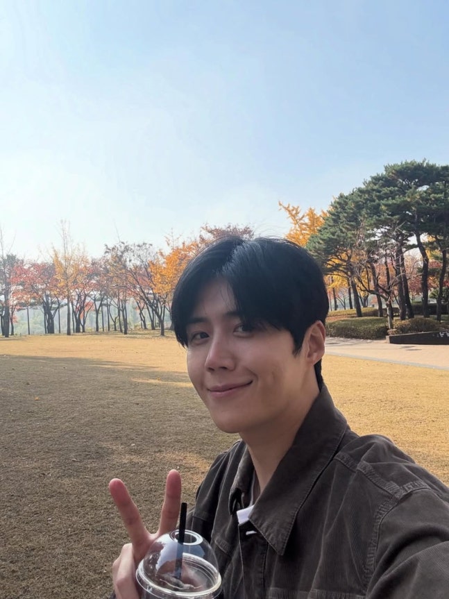 인스타에 설렘 유발의 편안한 사진을 공개