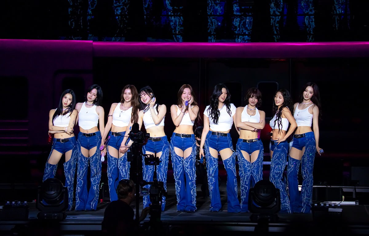[공식] <b>트와이스</b>, 'K팝 걸그룹 최초' 기록 세웠다…미국 RIAA <b>플래티넘</b> 인...