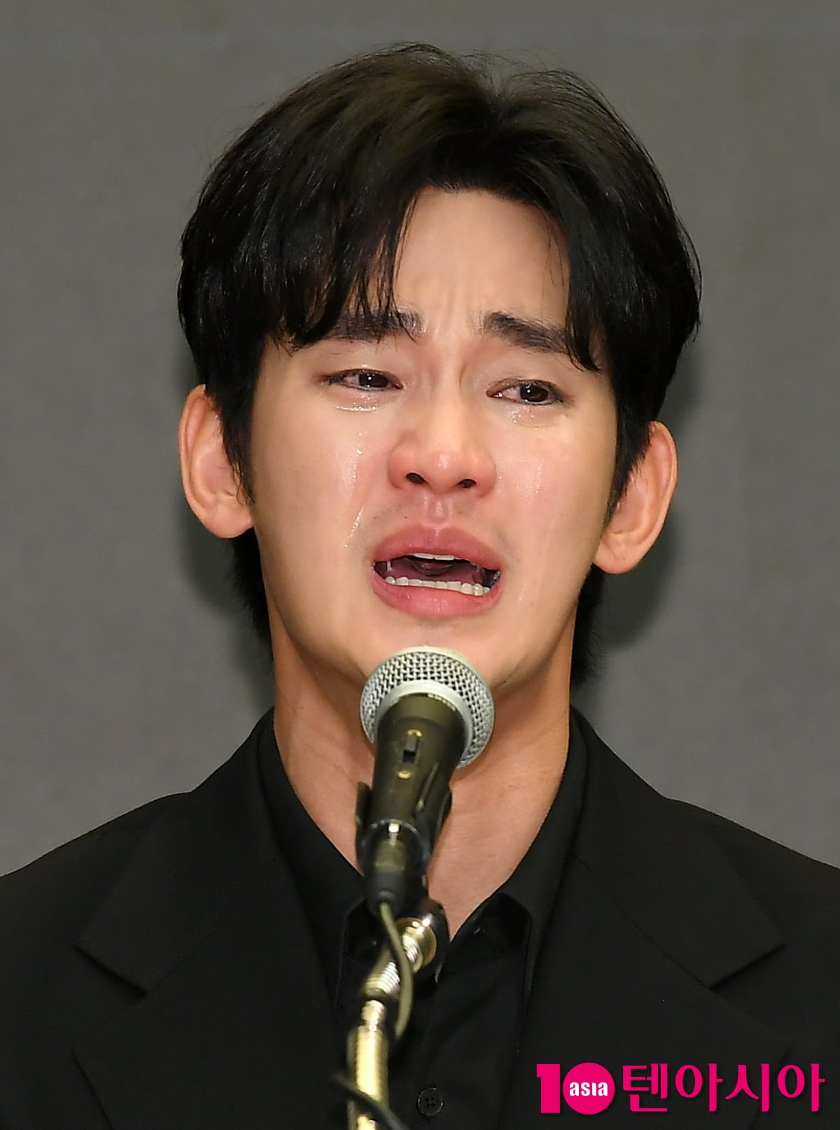 [단독] <b>김수현</b> 소속사 대표, 1년 만에 퇴사…한화 출신 영입