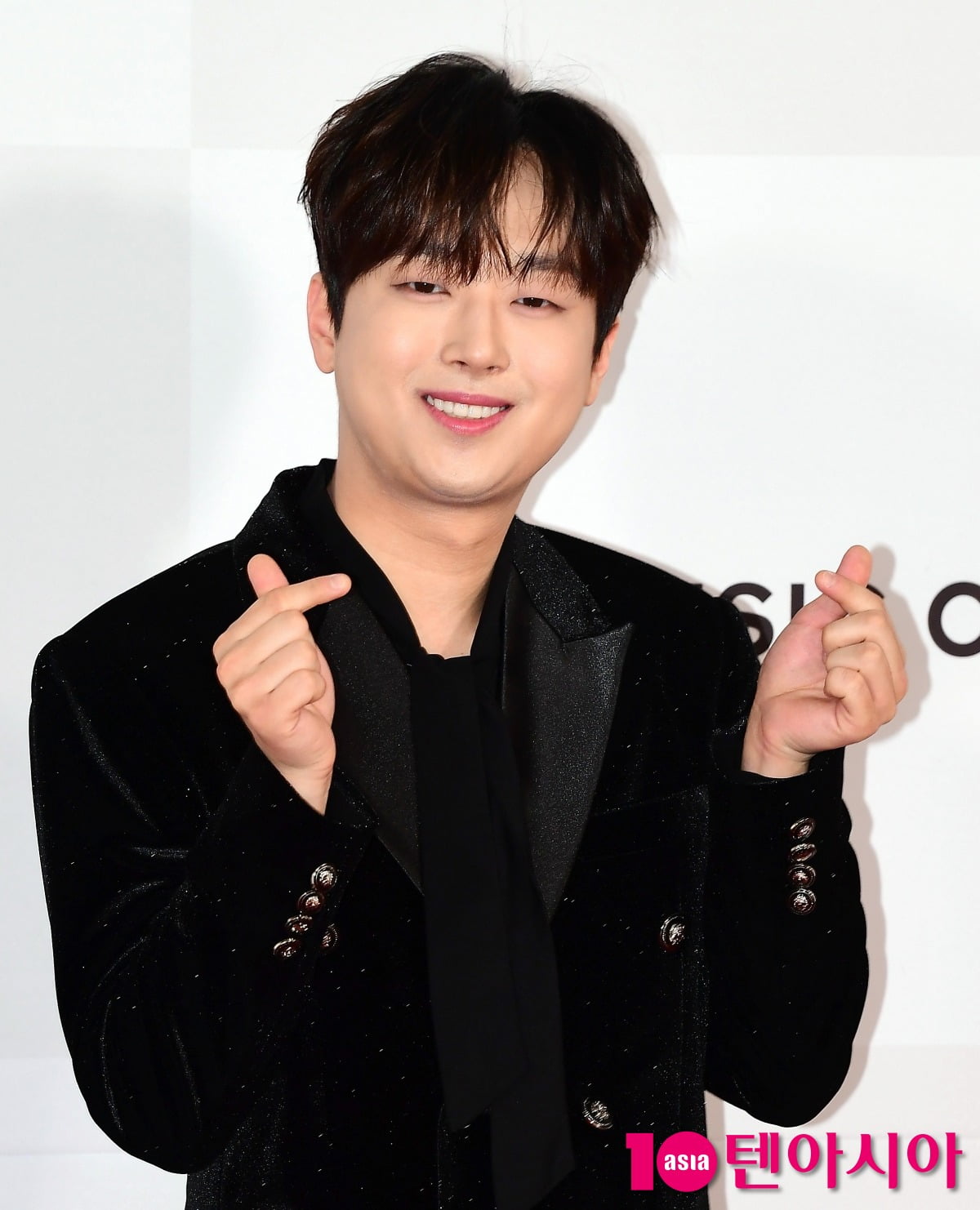 '자타공인 KBS 아들' <b>이찬원</b>, 2025 연말도 전방위 활약
