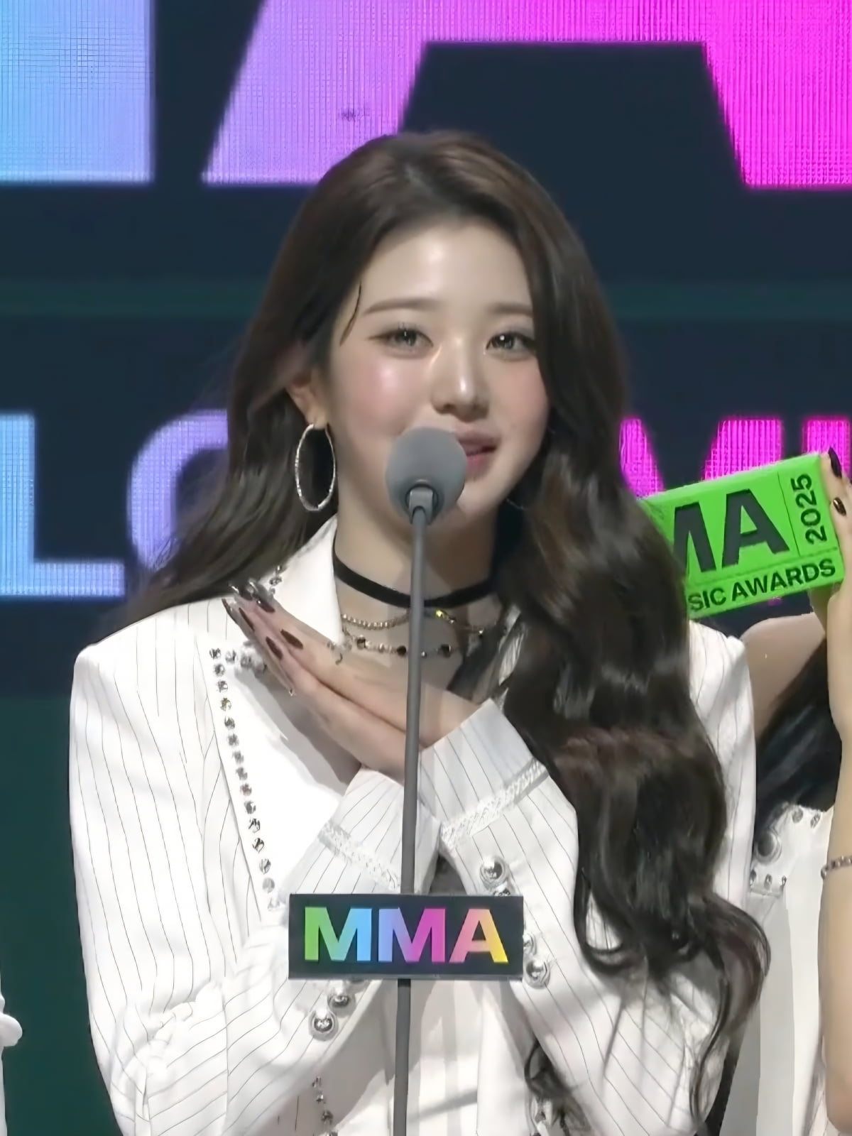 "멤버들, 1년 동안 고생 많았어"…<b>아이브</b>, '<b>베스트 그룹</b>' 수상 [MMA2025]