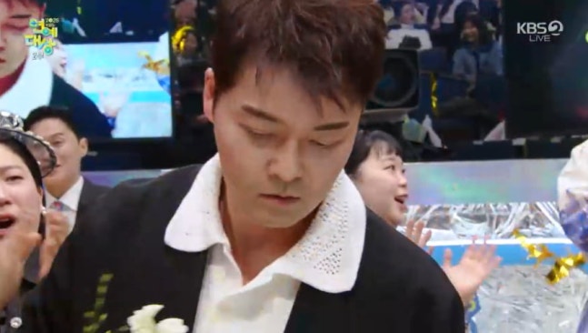 [종합] 전현무, 대상에도 마냥 웃지 못했다…"父 편찮으셔, 힘든 연말 보내는 중" ('KBS연예대상')