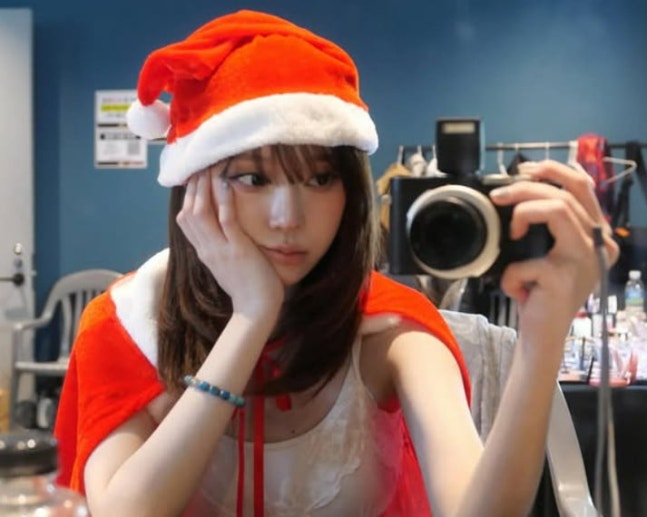 '정국과 열애설' 윈터, 크리스마스에도 웃음기 실종…뒤집어진 '눈·코·입' 눈길