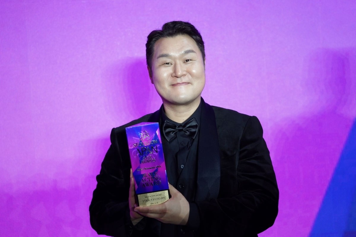 윤경호, 올해 대박 터졌네…'중증외상센터'·'좀비딸' 흥행에 상까지 받았다 "기적 같아"