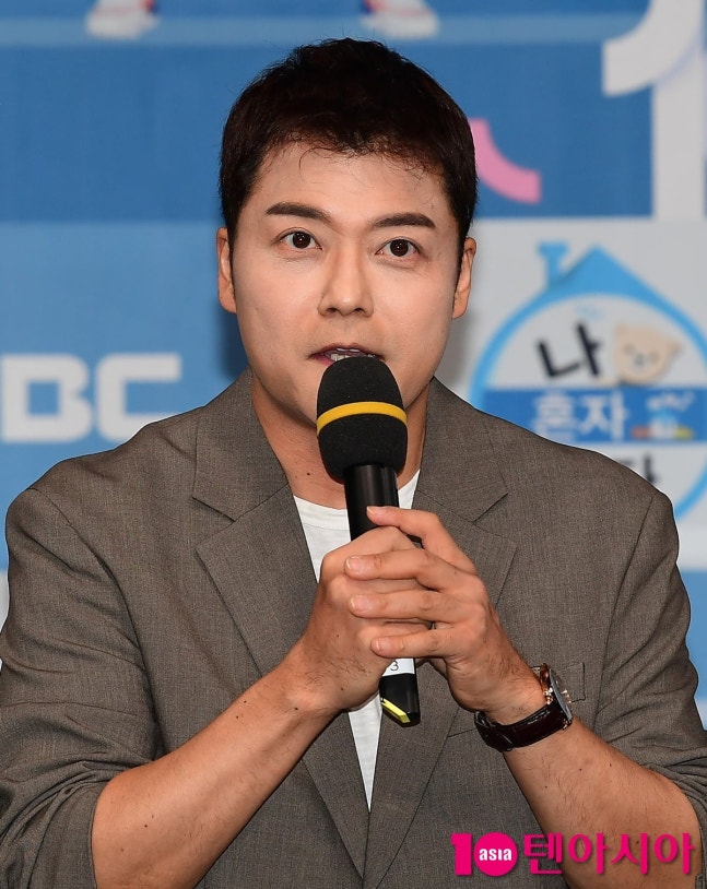 '공개열애 2번' 전현무, 결혼설 또 불거졌다…"여자만 있으면 돼" ('사당귀')