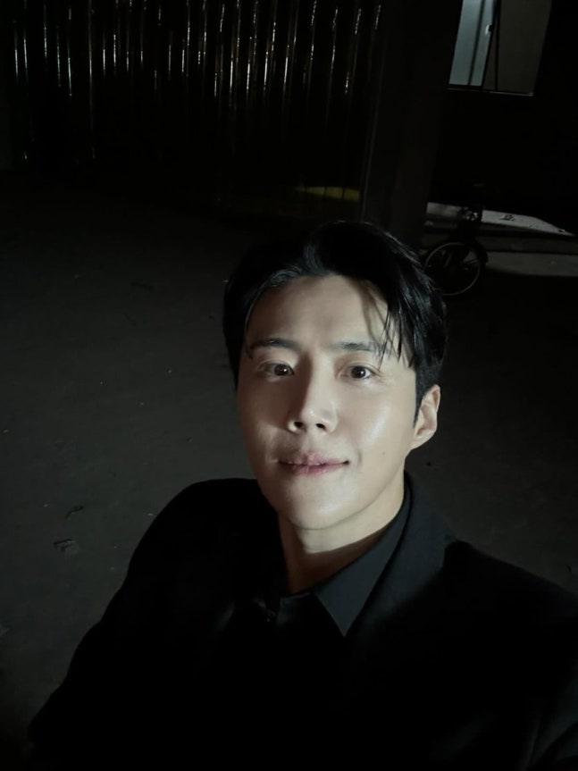 '10살 연하♥' 김선호, '수십억대 몸값'이라더니…셔츠 사이로 비친 '고급미'