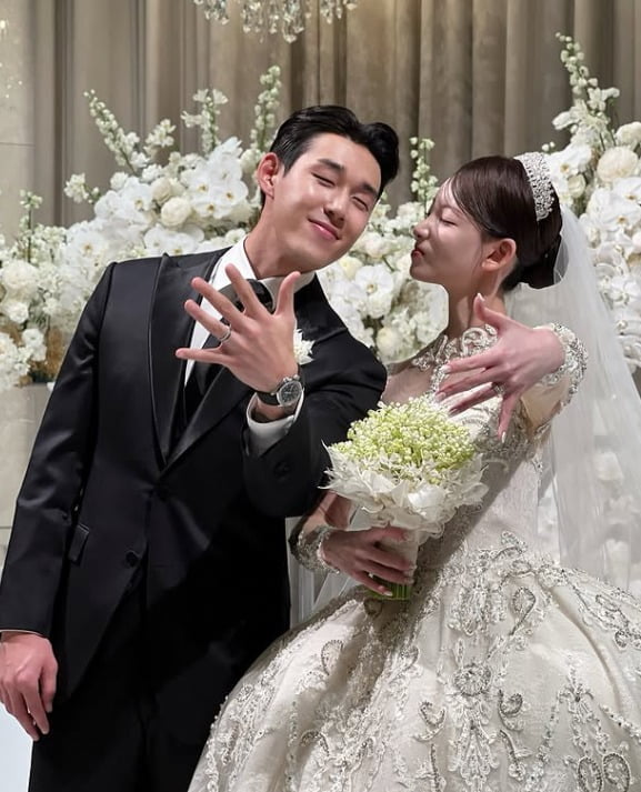 축구선수♥아나운서 부부 탄생했다…"집 구할 돈 없어, 짐 싸서 다녀" 父 뭉클 고백 ('사랑꾼')