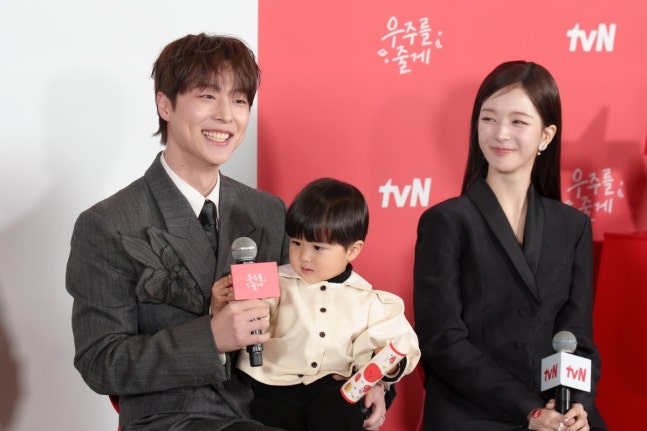 《給你宇宙》盧正義與裴仁爀浪漫合作默契滿分的新劇亮點