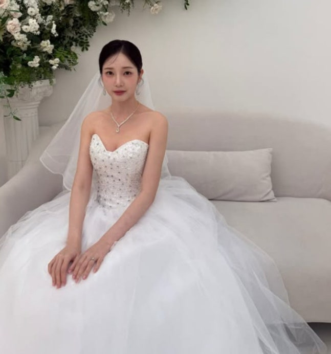 '8살 연하' 윤채경, 돌싱 ♥이용대와 열애설 3개월 만에 마침내 활짝 웃었다…드라이브에 여행까지
